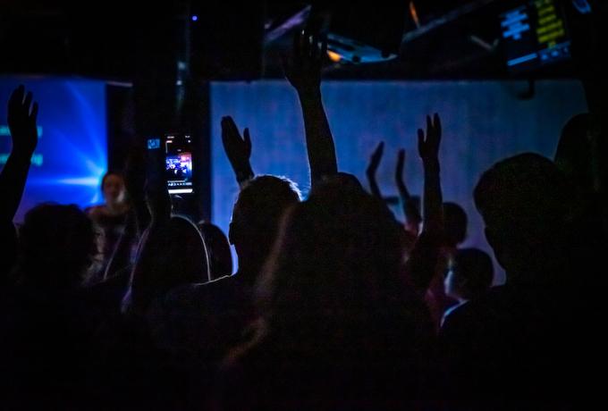 zgromadzenie na uwielbieniu podniesione ręce